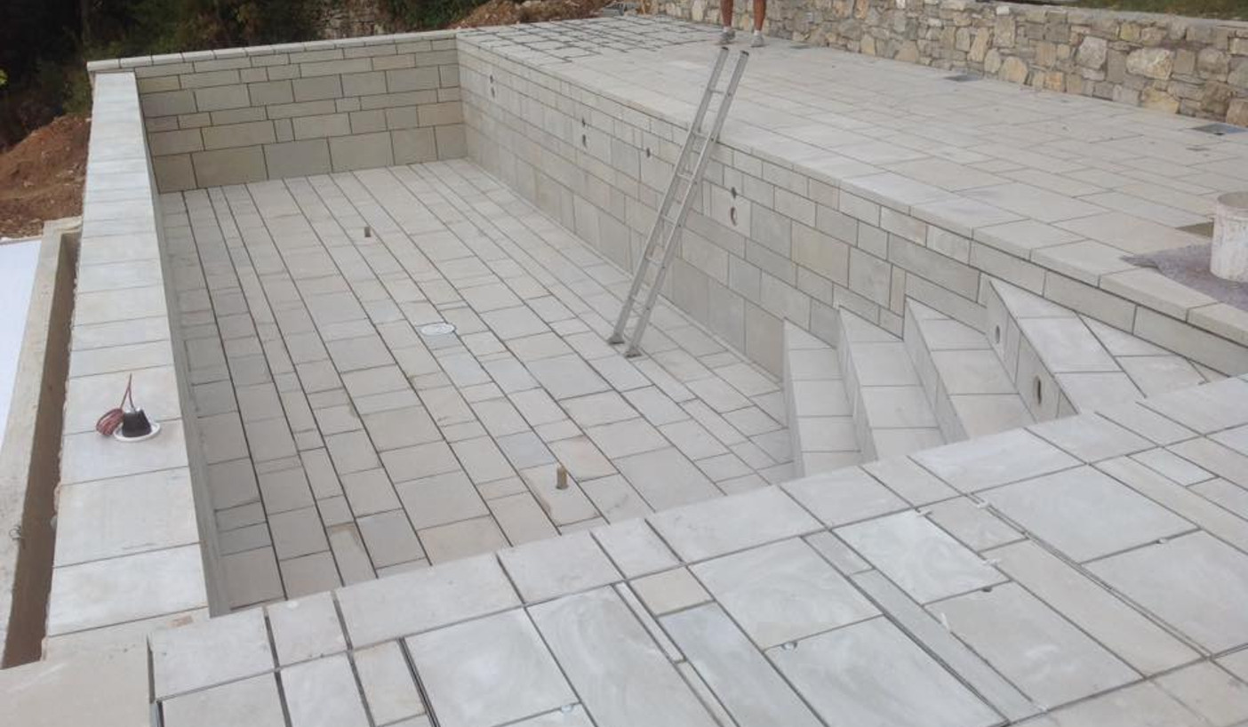 Artigiani Pietra Credaro - Realizzazione pavimento in Pietra di Credaro per piscina esterna