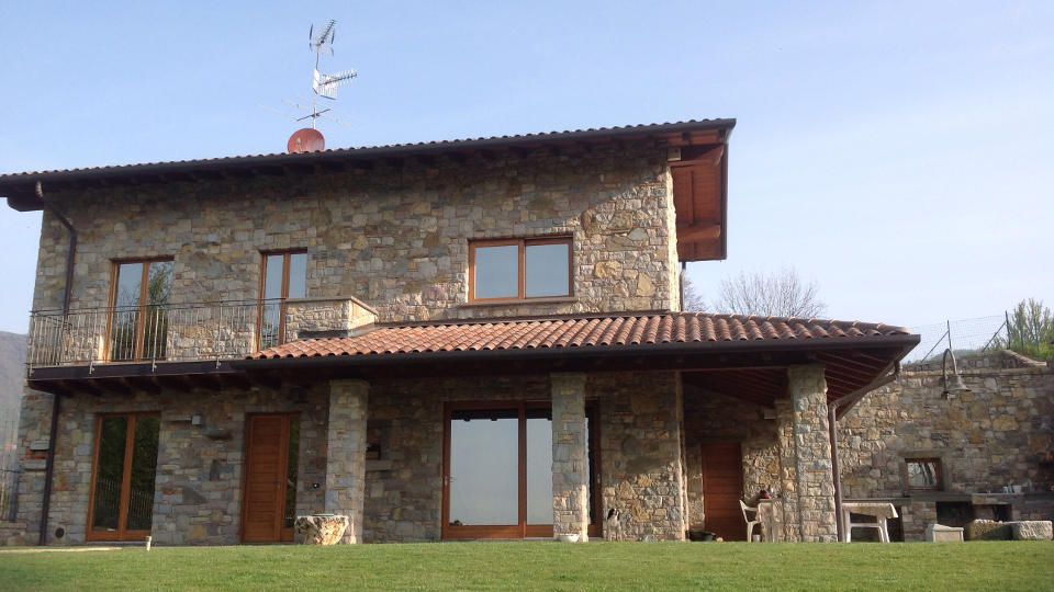 Villa rivestimento in pietra lavorazione Pietra di Credaro e pietra di Sarnico e mattoni