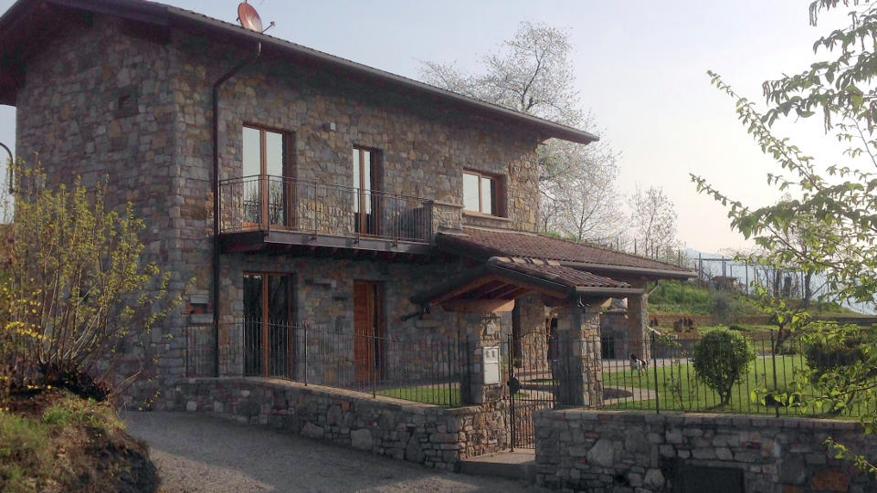 Villa rivestimento in pietra lavorazione Pietra di Credaro e pietra di Sarnico e mattoni