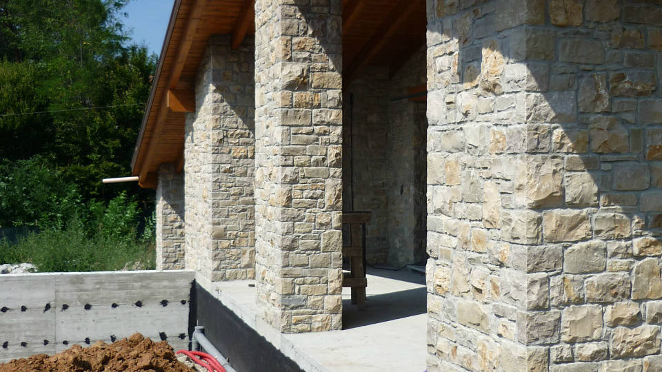 Villa rivestimento Pilastri in pietra di Credaro