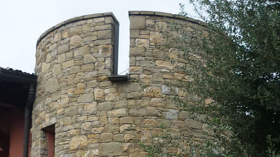 Torre Villa rivestimento in pietra di Credaro lavorazione a secco